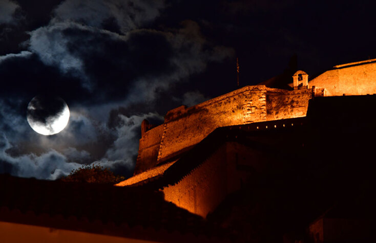 Μοναδικές εικόνες στο Ναύπλιο με την υπερπανσέληνο Μαΐου να δεσπόζει στον νυχτερινό ουρανό