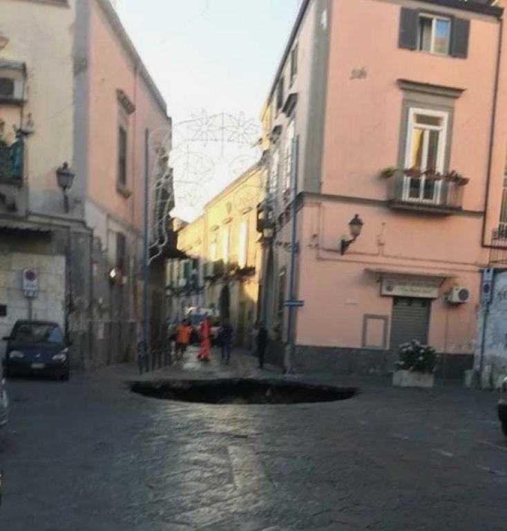 Τρύπα βάθους 12 μέτρων κατάπιε απορριμματοφόρο στη Νάπολη