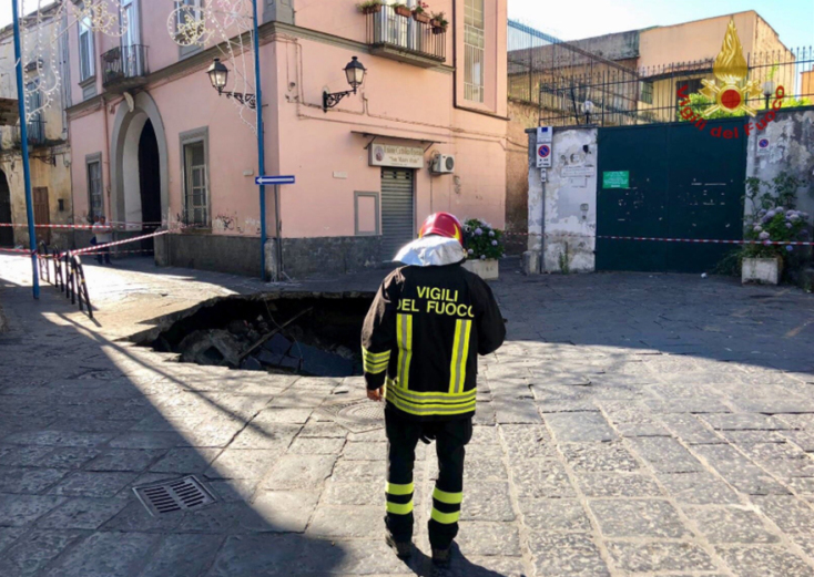 Άνοιξε ο δρόμος στη Νάπολη, με ένα απορριμματοφόρο να πέφτει μέσα