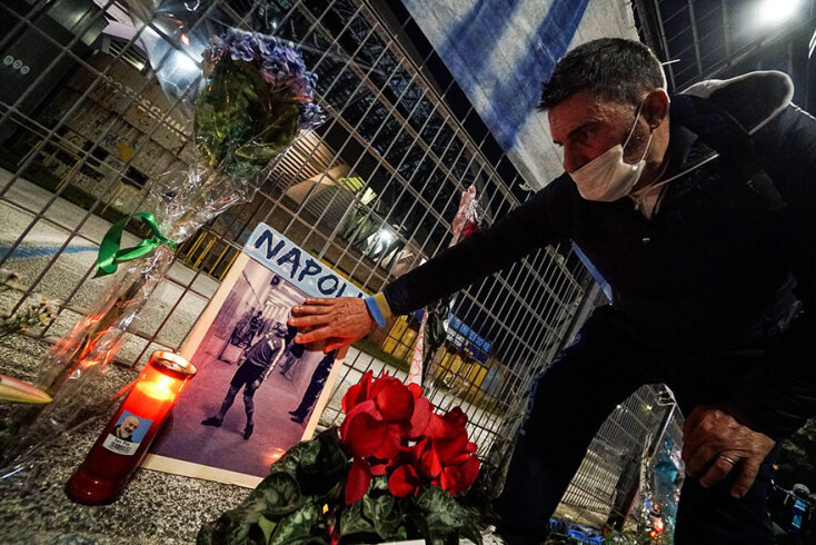Νάπολι: Θαυμαστής του Μαραντόνα σκύβει και πιάνει φωτογραφία του Αργεντίνου θρύλου του ποδοσφαίρου έξω από το γήπεδο Σαν Πάολο
