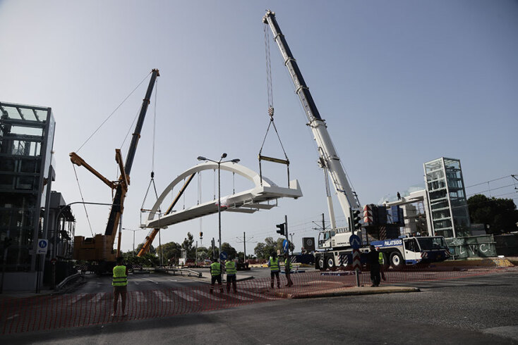 Για να τοποθετηθεί η νέα πεζογέφυρα στη λεωφόρο Ποσειδώνος, στο ύψος του Αλίμου, χρειάστηκε να διακοπεί η κυκλοφορία στην Παραλιακή