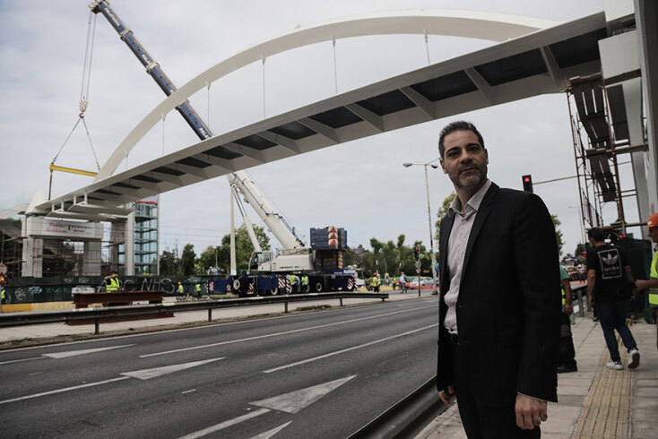 Νέα πεζογέφυρα στη λεωφόρο Ποσειδώνος, στο ύψος του Αλίμου - Παρών ο δήμαρχος Αλίμου Ανδρέας Κονδύλης