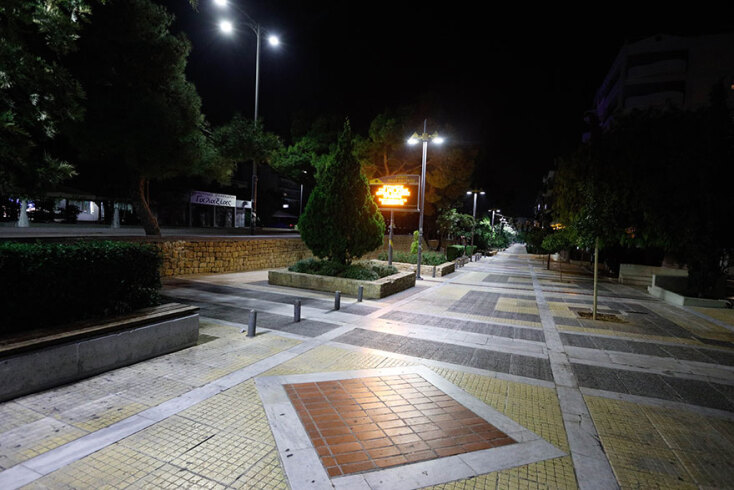 Νέα Σμύρνη: Εικόνα από την κεντρική πλατεία - Κατακόρυφη η αύξηση στα νέα κρούσματα κορωνοϊού, σύμφωνα με ανακοίνωση του δήμου