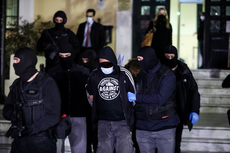 Στον εισαγγελέα οι δύο συλληφθέντες για την επίθεση στον αστυνομικό στη Νέα Σμύρνη