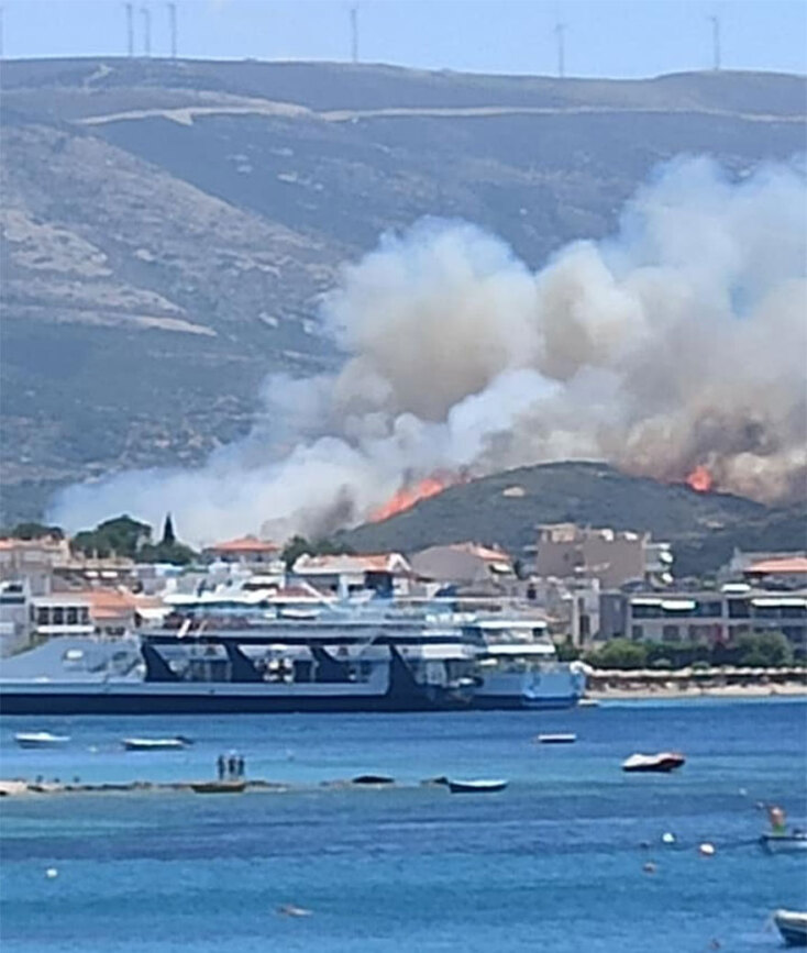 Νέα Στύρα στην Εύβοια - Φωτιά: Λόφοι γεμάτοι πεύκα έχουν παραδοθεί στις φλόγες