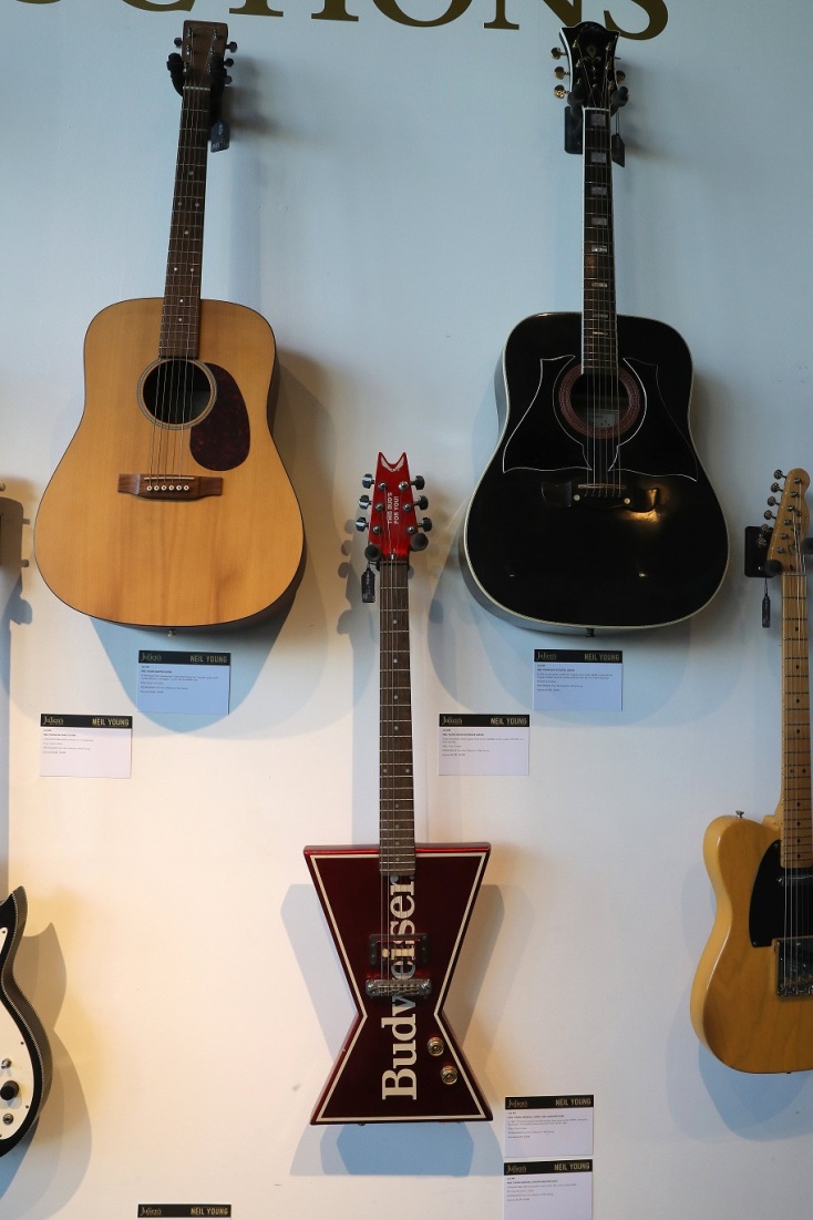 Κιθάρες του Neil Young που βγήκαν σε φιλανθρωπική δημοπρασία το 2017