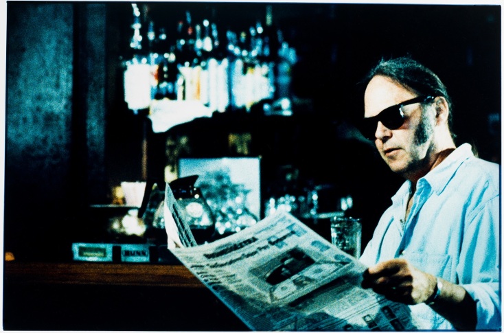 Ο Neil Young διαβάζει εφημερίδα στο Mountain View