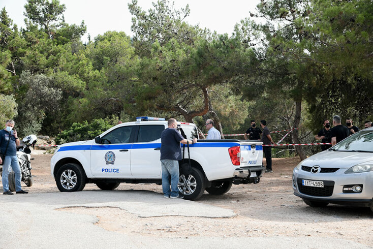 Αστυνομικοί έχουν αποκλείσει με κορδέλες το σημείο, όπου βρέθηκε νεκρός στην Αγία Παρασκευή ο Σταύρος Δογιάκης