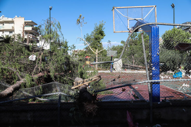 Βομβαρδισμένο τοπίο θυμίζει γήπεδο στο Νέο Ηράκλειο μετά το πέρασμα του ανεμοστρόβιλου