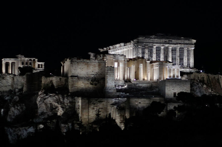 Ο Ιερός Βράχος της Ακρόπολης με τον Παρθενώνα και τα προπύλαια - Εντυπωσιάζει ο νέος φωτισμός