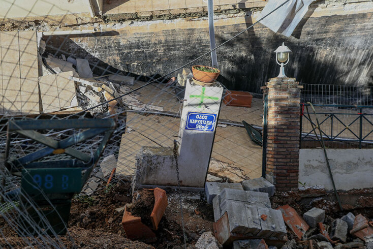 Η είσοδος του σπιτιού στον Νέο Βουτζά μετά την καθίζηση του εδάφους