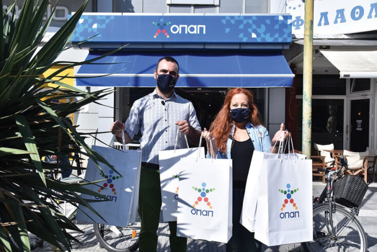 Συνεργάτες του  δικτύου ΟΠΑΠ επισκέπτονται τις δομές των Παιδικών Χωριών SOS για να παραδώσουν παπούτσια στα παιδιά