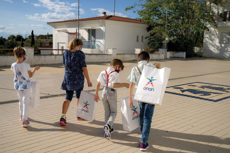 Τα παιδιά με τα καινούργια παπούτσια τους