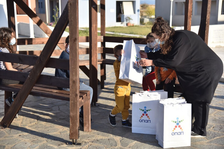 Συνεργάτες του δικτύου ΟΠΑΠ επισκέπτονται τις δομές των Παιδικών Χωριών SOS για να παραδώσουν παπούτσια στα παιδιά