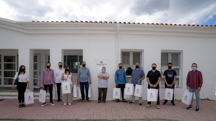 Ο ΟΠΑΠ προσφέρει παπούτσια σε παιδιά που το έχουν ανάγκη