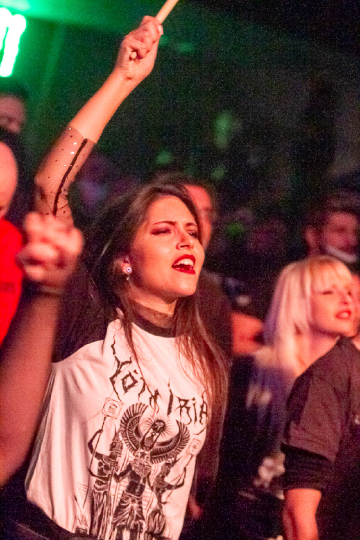 Γυναίκα που τραγουδά παρακολουθώντας συναυλία των Nightfall