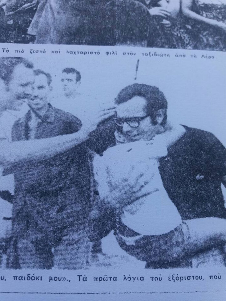 Ο δημοσιογράφος Νικηφόρος Αντωνόπουλος επιστρέφει από την εξορία και αγκαλιάζει για πρώτη φορά τον 5χρονο γιο του, Λεωνίδα