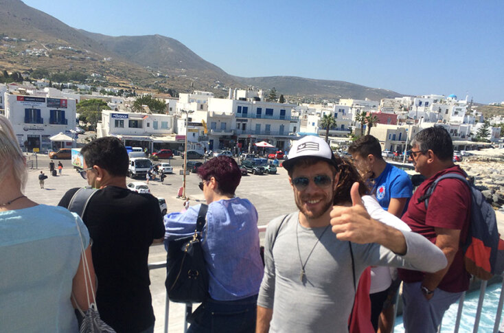 Ο Νικόλας περιχαρής ποζάρει πάνω στο High Speed όταν έδεσε στην Πάρο 