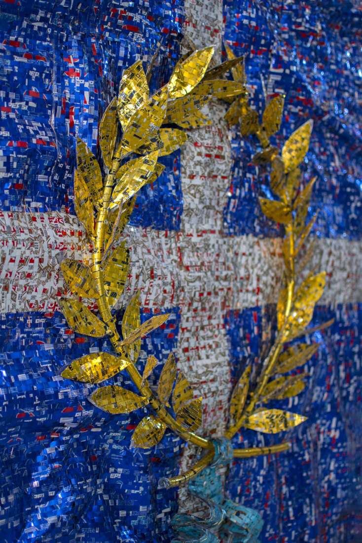 Το έργο του καλλιτέχνη Νίκου Φλώρου, εμπνευσμένο από τη σημαία της Ελλάδας