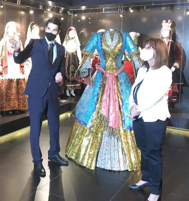 Ο διάσημος γλύπτης Νίκος Φλώρος ξεναγεί την Πρόεδρο της Δημοκρατίας Κατερίνα Σακελλαροπούλου στην επετειακή έκθεσή του «Ήρωες από μέταλλο»