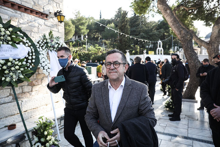 Ο Νίκος Νικολόπουλος στην κηδεία του Γιώργου Τράγκα