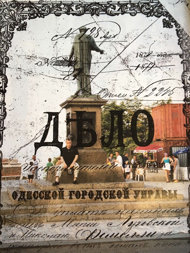 Ο συγγραφέας Νίκος Θέμελης μπροστά από το άγαλμα του Ρισελιέ στην Οδησσό