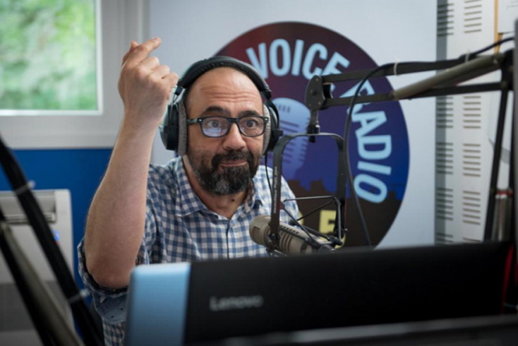 Ο Νίκος Ζαχαριάδης κατά τη διάρκεια εκπομπής στον Athens Voice Radio.