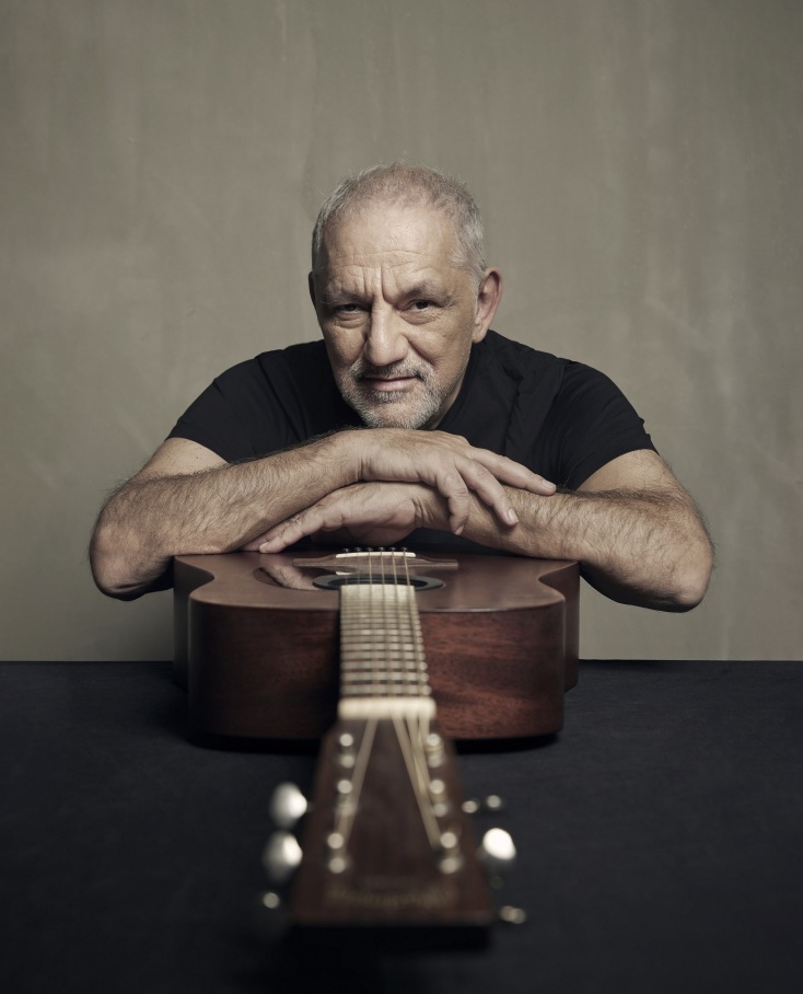 Ο Νίκος Πορτοκάλογου με ακουστική κιθάρα