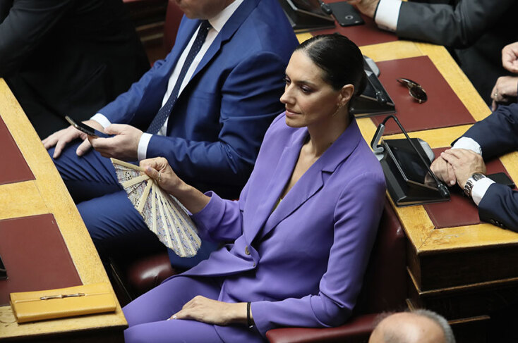 Η ορκωμοσία των 300 στη Βουλή: Η Νόνη Δούνια