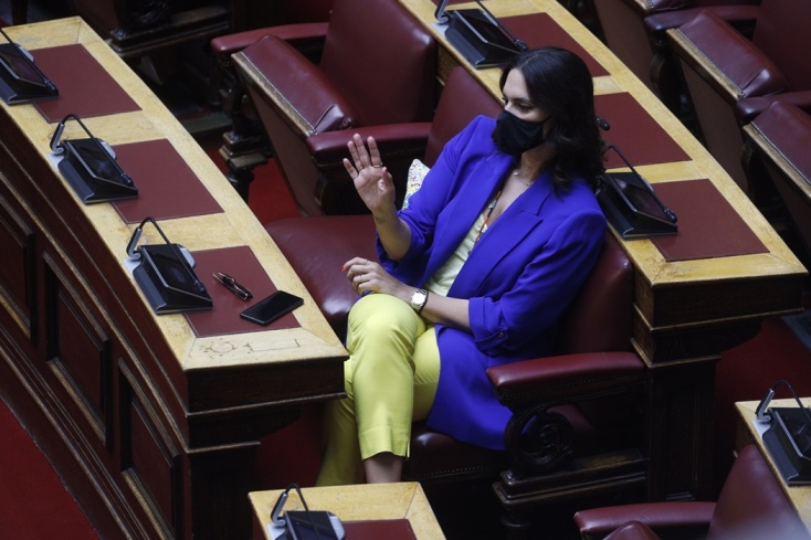 Η Νόνη Δούνια με μπλε σακάκι και κίτρινο παντελόνι στα έδρανα της Βουλής