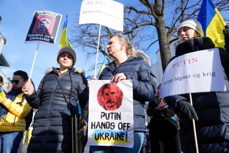 Πολίτες στη Νορβηγία διαδηλώνουν κατά της ρωσικής εισβολής στην Ουκρανία