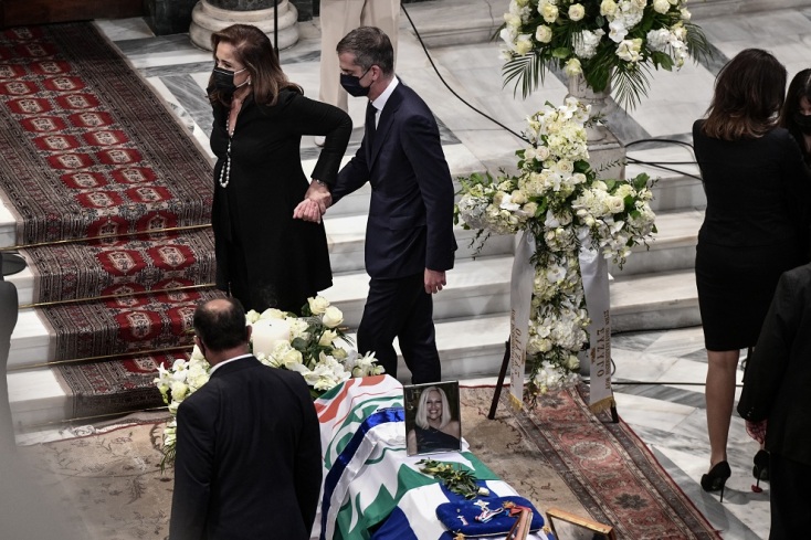 Χειροκροτούμενη η Ντόρα Μπακογιάννη με μπαστούνι - Μαζί της ο Κώστας και η Αλεξία