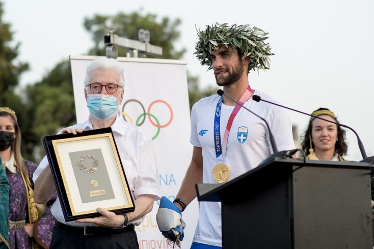 Ο χρυσός Ολυμπιονίκης, Στέφανος Ντούσκος, στα Ιωάννινα - Δέχεται τιμές και δώρα από τον δήμαρχο