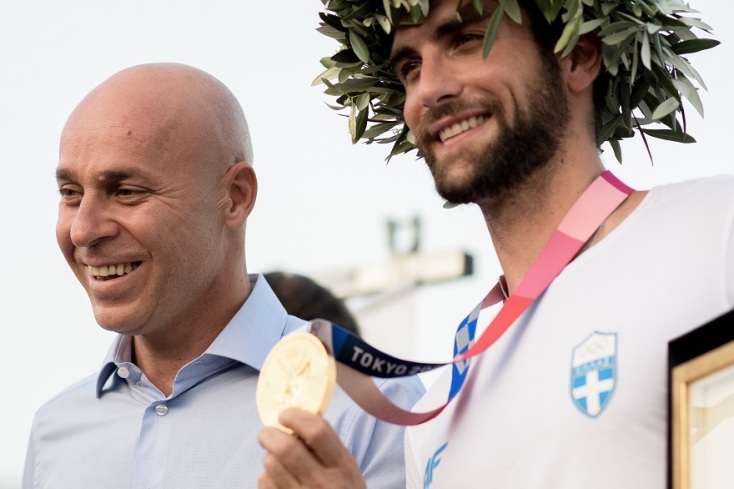 O χρυσός Ολυμπιονίκης, Στέφανος Ντούσκος, στα Ιωάννινα, μαζί με τον υφυπουργό Περιβάλλοντος και Ενέργειας, Γιώργο Αμυρά