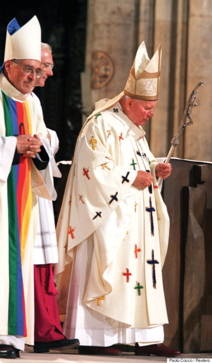 Ο Πάπας Ιωάννης Παύλος Β΄ και οι καρδινάλιοι, όλοι φορώντας τα άμφια με τα χρώματα του ουράνιου τόξου, σχεδιασμένα από τον Jean-Charles de Castelbajac