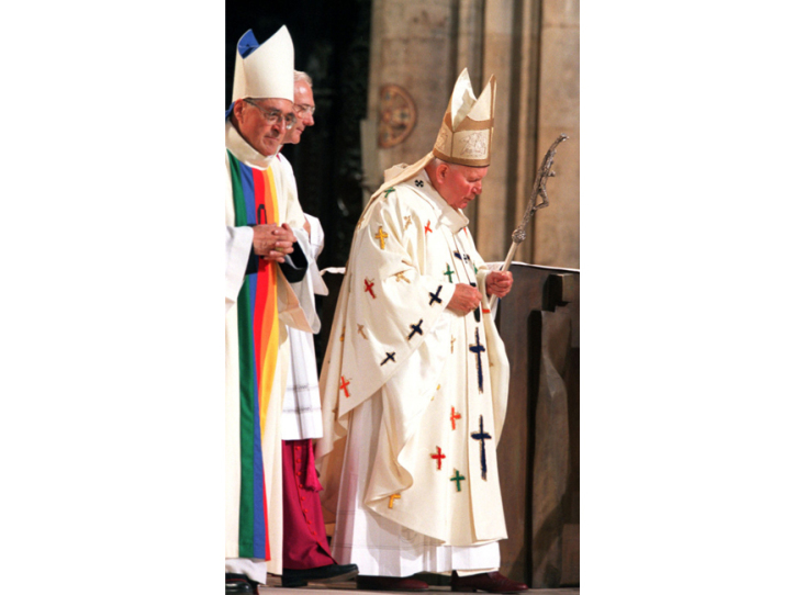 Ο Πάπας Ιωάννης Παύλος Β' με το ένδυμα που του σχεδίασε ο Jean-Charles de Castelbajac