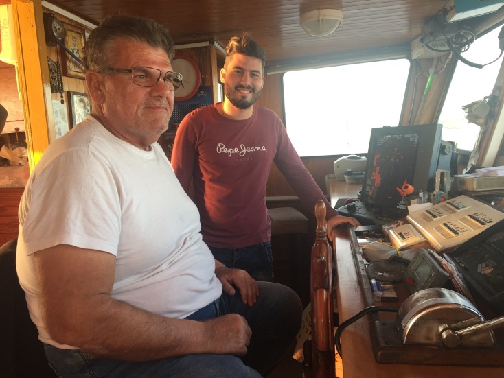 Ο Παναγιώτης Φασίλης με τον ανιψιό του. Τρίτη και Τετάρτη γενιά ψαράδων στο Σαρωνικο.