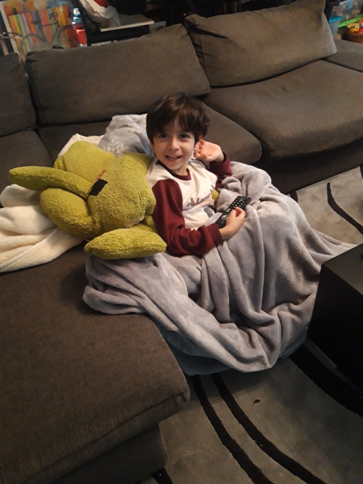 #menoumespiti με την Athens Voice: Η Κατερίνα Μαλακατέ περιγράφει μία μέρα στο σπίτι, εν μέσω πανδημίας κορωνοϊού.