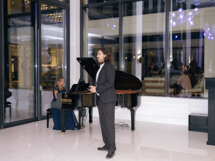 O βαθύφωνος Μάνος Χριστοφακάκης