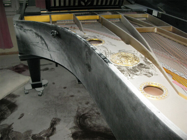 Ωδείο Athenaeum: Ένα από τα πιάνα που καταστράφηκαν κατά τη διάρκεια των βανδαλισμών