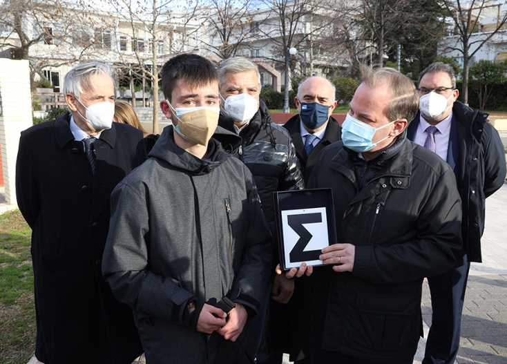 Ο υπουργός Υποδομών και Μεταφορών Κώστας Καραμανλής και ο 17χρονος νέος οδηγός Πέρρος