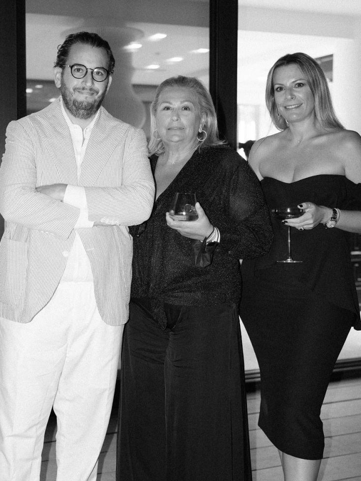 Oι οικοδεσπότες, Γιώργος, Λιάνα, Ελίνα Καλουτσάκη