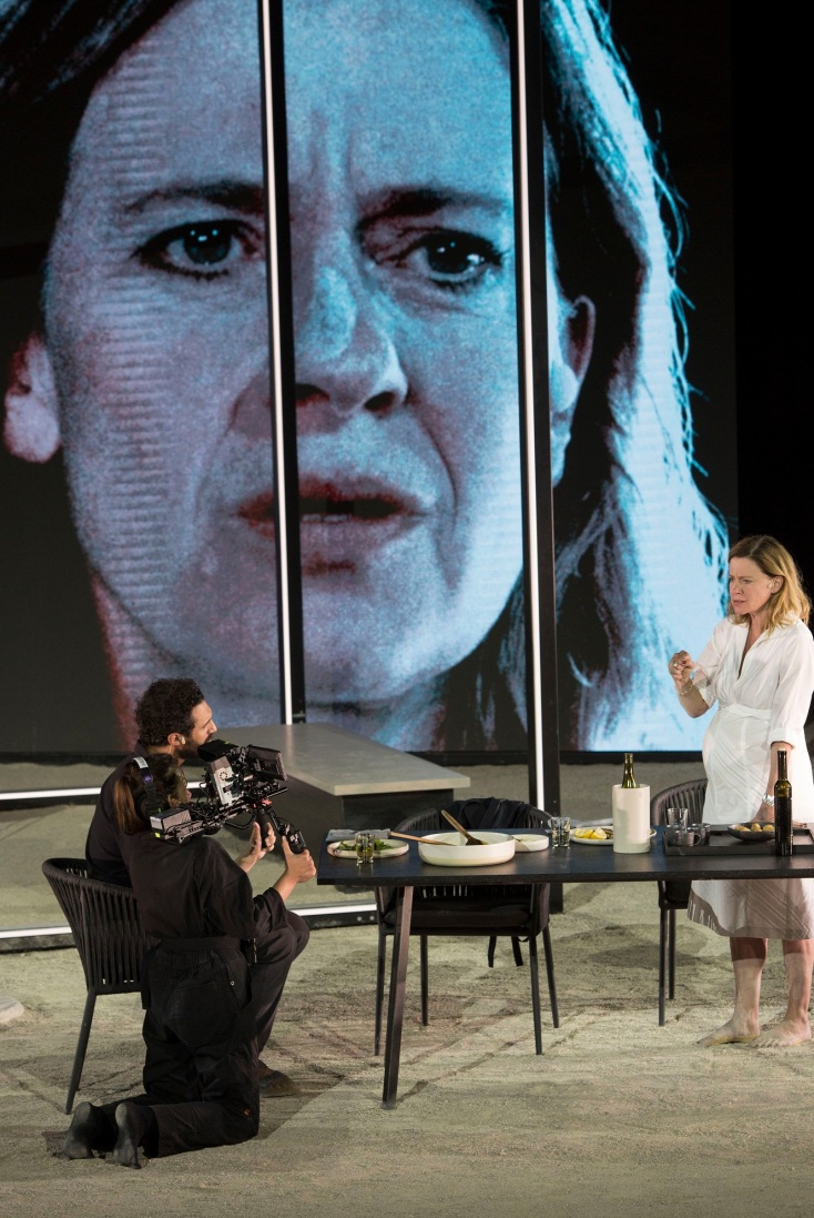 Στιγμιότυπο από την παράσταση "Οιδίποδας" σε σκηνοθεσία Τόμας Όστερμάγιερ στην Επίδαυρο