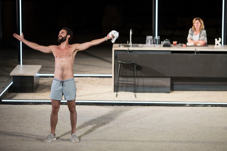 Ο ηθοποιός Renato Schuch στην παράσταση "Οιδίποδας" σε σκηνοθεσία Τόμας Όστερμάγιερ στην Επίδαυρο