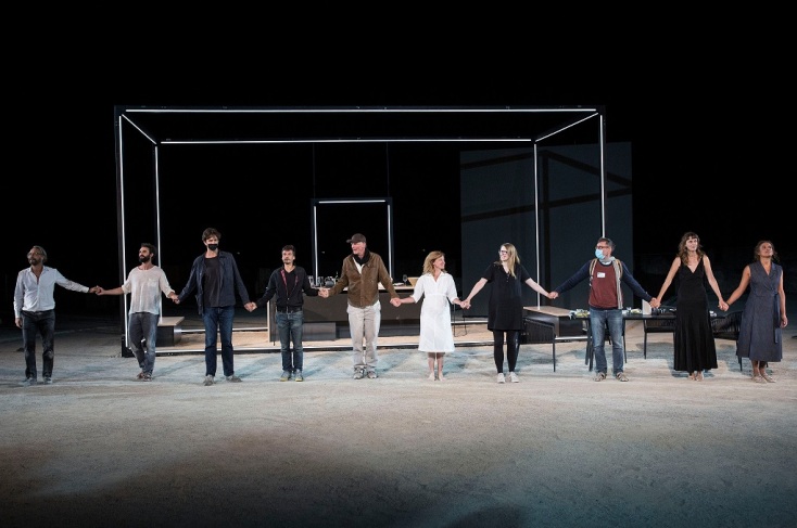 Οι συντελεστές της παράστασης "Οιδίποδας" σε σκηνοθεσία Τόμας Όστερμάγιερ στην Επίδαυρο, υποκλίνονται στο κοινό