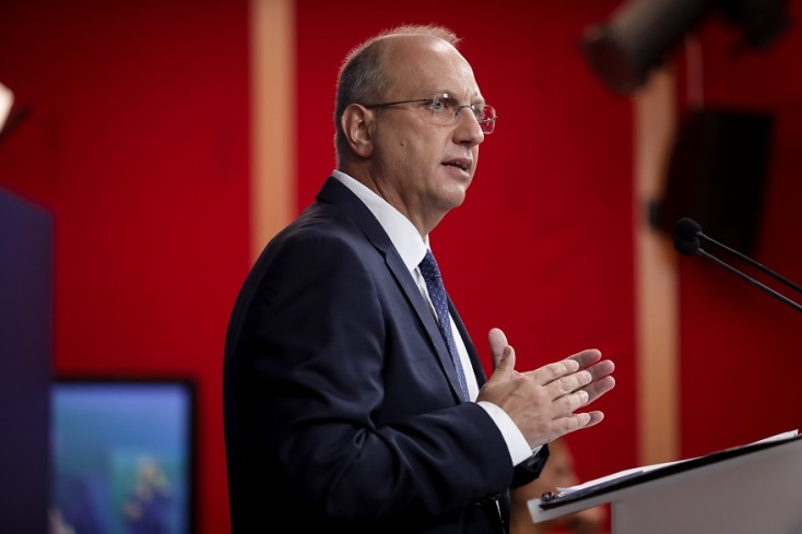 Ο κυβερνητικός εκπρόσωπος, Γιάννης Οικονόμου, κατά τη διάρκεια της ενημέρωσης των πολιτικών συντακτών