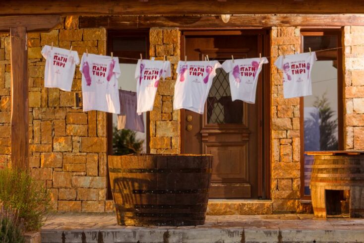 Οινικό «αποτύπωμα» σε αναμνηστικό t-shirt