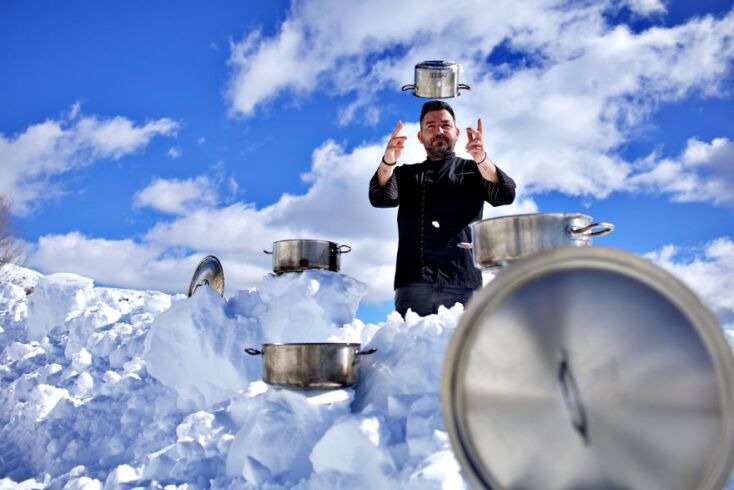 Ο σεφ Ανδρέας Γεωργούλης κατά τη διάρκεια των σοκολατένιων πειραματισμών στα Ζαγοροχώρια
