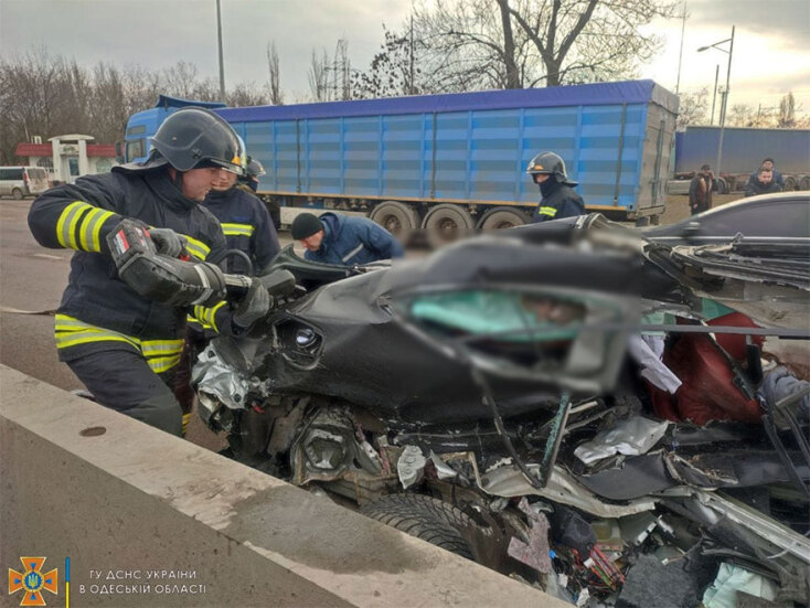 Πυροσβέστες κόβουν τις λαμαρίνες για να απεγκλωβίσουν τη σύζυγο του παίκτη της ΑΕΚ, Όλεγκ Νταντσένκο