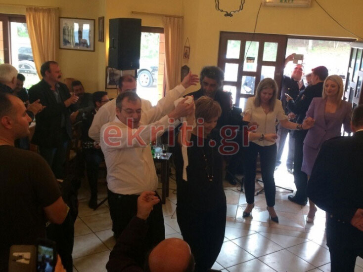 Η Όλγα Γεροβασίλη σέρνει τον χορό στα Ανώγεια της Κρήτης με τον τότε αρχηγό του Πυροσβεστικού Σώματος Βασίλη Ματθαιόπουλο | Απρίλιος 2019